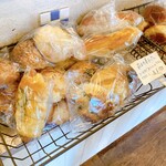 ベーカリー＆サンドイッチカフェ アラタマ - 内観。これは安い！