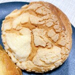 ベーカリー＆サンドイッチカフェ アラタマ - 義使メロンパン。米で作ったビス生地らしい