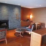 The Lalu Hotel  - 部屋に入ると広々としたリビングには暖炉もあって一人で使うには勿体ない位のお部屋です。
                                