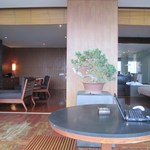 The Lalu Hotel  - 部屋からは湖が一望できる大きなバルコニーに出ることができてここから室内を覗くとこんな感じです。
      
      バルコニーにはテーブルやデッキチェアやベッドサイズのカウチまでありますよ。
      