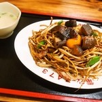 天龍 - やきそばにはスープ（とんこつ味）が付いてくる