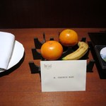 The Lalu Hotel  - 部屋にはメッセージカードと共にウエルカムフルーツが届けられてました。
      