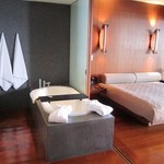 The Lalu Hotel  - またキングサイズのベットルームとの間にはバスタブもあってまさにリゾート感覚。
      