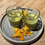 レスピラシオン - ◆ズッキーニ（２種類） ・ズッキーニを使った1品目 まるで小さなテラリウムのような、透明のグラスに盛られた前菜は、見た目にも愛らしい印象を与えます。