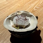 レスピラシオン - ◆ホッキ貝 海をイメージした一品として登場したこの料理は、大きなホッキ貝の殻を器に使い、上にはふんわりとしたバイマックル（こぶみかん）の泡と海藻があしらわれています。その見た目からすでに「海」を強く感じさせ、目の前に広がる日本海の断片を皿の上に閉じ込めたような印象を受けます。