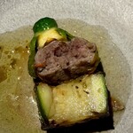 レスピラシオン - ひと口いただくと、酒粕で引き出された野菜本来の甘み、万願寺唐辛子のほろ苦さ、七面鳥の濃厚な肉汁、そして時折顔を出す砂肝のコリっとした食感が次々に現れ、味わいの変化が実に楽しい。洗練されながらもどこか郷土の温かみを感じさせる、満足度の高い一皿です。