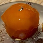 レスピラシオン - 一番下に敷かれているのは、甘海老の頭と殻を粉末状にして練り込んだタルト。このタルトがまた見事で、サクサクとした軽快な食感とともに、えびの香ばしさとミネラル感を口いっぱいに届けてくれます。一皿の中に甘海老の“すべて”が詰まっているかのような構成で、香り、甘み、食感、余韻までが幾層にも重なって押し寄せてくる。シェフの感性と技術力が凝縮された、まさにスペイン×金沢のイノベーティブな一品です。