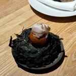 レスピラシオン - その上に、丸く仕立てられた牡蠣の揚げボールがひとつ、金色の衣をまとい堂々と佇んでいます。