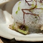 レスピラシオン - ひと口含むと、シャキシャキとしたスモーク北寄貝の弾力と、スナップエンドウの風味と食感が見事に調和。そこに加わるメカブや岩海苔、シーアスパラガスのミネラル感が海のニュアンスをより一層深く演出しています。そして何より、レチェ・デ・ティグレの酸味と旨みが全体を包み込み、貝と海藻の風味を引き立てながら、料理全体に爽やかな余韻を与えてくれるのです。まさに五感で味わう“海”の一皿です。