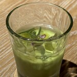 レスピラシオン - 中にはズッキーニを用いた淡い緑のムース。その上には潤菜のピクルスと細かく刻まれたズッキーニのピクルスが散りばめられ、小さな食用花がひとつ添えられていました。ムースは昆布茶と出汁がベースとなっており、穏やかで深い旨味を含みつつも、喉越しはすっきりと爽やか。