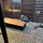 レスピラシオン - 17時45分、まだ明るさの残る金沢の夕暮れ。そっと扉を開けると、改装された古民家の内装に吸い込まれるような静けさが漂っています。