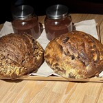 レスピラシオン - ◆パン（２種類） 一品料理の合間に提供されたパンにも驚きがあります。1つ目は、15種類の雑穀と熟成酵母を使った香ばしく硬めのパン。2つ目は、富山県産ワインの搾りかすから培養した酵母と六条麦で焼いたパン。どちらも噛むごとに奥行きある旨みがにじみ出て、料理の余韻を際立たせる名脇役です。