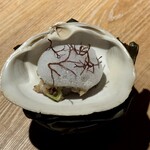 レスピラシオン - 泡の下には、薪焼きした後にスモークをかけた北寄貝を中心に、金沢産のスナップエンドウ、岩海苔、メカブ、シーアスパラガスが繊細に配置されています。