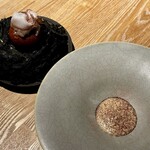 301091907 - ◆牡蠣 乾いた海風の香りを感じさせるような、乾燥した海藻で作られた器。