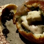 レスピラシオン - 別添えの器には、奥能登の大浜大豆のピューレ、その奥にはキャビアが隠れており、牡蠣ボールをディップするたびに、大豆のまろやかさ、キャビアの塩味とコクが次々と顔を出し、複層的な味のハーモニーが楽しめる逸品です。