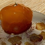 レスピラシオン - このオレンジ色のシートは、甘海老の頭や味噌を香ばしく焼いてから丁寧にスープにし、さらに練り込んで固めたもので、深いコクと香りが内包されています。その下には、2年物の塩麹でじっくりマリネされた甘海老がひそみ、ねっとりとした旨みととろけるような食感が舌の上に広がります。新鮮であるがゆえの瑞々しさと塩麹の熟成感が絶妙なバランスを生み出し、素材の良さを引き立てます。