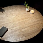 レスピラシオン - 通されたのは、天井からスポットのように光が落ちる丸テーブル。キャンドルがゆらりと揺れ、一輪挿しの緑と共に、目の前の空間だけが浮かび上がっているような演出。外界と切り離された静謐な空間で、これから供される料理たちを迎える準備が整います。