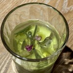 レスピラシオン - 上層のピクルスはやや甘酸っぱく、全体の風味にアクセントを加えています。異なる食感と風味が絶妙に調和した一品で、口に含むたびに清涼感が広がり、初夏の緑を思わせるような美しさと涼やかさが印象に残ります。