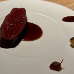 レスピラシオン - 右上にはあんぽ柿とりんごのチャツネが艶やかに添えられ、優しい甘みがアクセントに。右中には新玉ねぎのローストが控えめに香り立ち、右下には黄色ビーツのペーストが鮮やかな彩りとほのかな甘みを添えています。