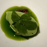 レスピラシオン - その頂にはフレッシュなクレソンの葉がひと房、美しくあしらわれ、風に揺れる若葉のようなアクセントに。