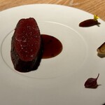 レスピラシオン - ロースの下には、これまでの料理で使用した食材の端材を丁寧に煮詰めて仕上げた特製ソース。香ばしさと複雑な旨みが調和し、料理全体をひとつにまとめ上げています。