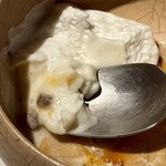 レスピラシオン - スプーンを深く差し込むと、底には枇杷とオレンジで仕立てたジャムが隠れており、柑橘の爽やかさとほのかな苦味が心地よく追いかけてきます。