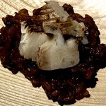 レスピラシオン - パエリアの上には、炭火で香ばしく焼かれた筍が3切れ。艶やかな焼き目が目を引き、肉厚な切り口からはシャクっとした食感が伝わってきそうです。