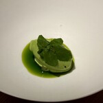 レスピラシオン - グリーンの鮮やかなソルベは、下に敷かれた緑のソースと一体となり、まるで森の中の泉のような景色を描き出しています。