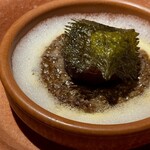 レスピラシオン - その上には、シロップ漬けにしてからカリカリに仕上げた紫蘇のチップがそっとあしらわれ、光を受けて繊細にきらめきます。