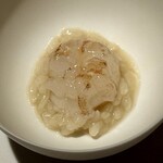 レスピラシオン - その下に敷かれたのは、スペインの伝統料理「アロスカルドソ」。スープのように水分を多く含んだお米は、まさにおじやのような優しい口当たり。赤ガス海老から出た旨みをたっぷり吸い込んでいて、粒ごとに滋味深さを感じます。