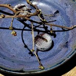 レスピラシオン - 最初に目を引くのは、能登ブルーベリーファームのブルーベリーとシェリー酒を煮詰めて冷やし固めた、深い紫の球体。ひんやりとした口当たりの中に、果実の甘酸っぱさと芳醇な酒の香りがじんわりと広がります。