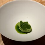 レスピラシオン - ◆クレソン 真っ白な器の中央にそっと佇むのは、福井県池田町産のクレソンを使ったソルベ。清らかな水で知られる土地で育ったクレソンは、みずみずしさとともに力強い野生味を宿しており、その個性がそのまま氷の中に閉じ込められています。