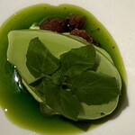 レスピラシオン - 口に運ぶと、ひんやりとした口当たりと共にクレソン特有のピリッとした辛味とほのかな苦味が広がり、後味には爽やかさと清涼感が残ります。甘さ控えめで潔く、自然の恵みをダイレクトに感じられる、大地のエッセンスそのもののようなソルベです。