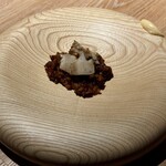 レスピラシオン - ◆竹の子 木製の丸皿にふわりと湯気をまとって現れたのは、春の息吹を閉じ込めたような一皿。石川県・別所町で朝掘りされた新鮮な筍を贅沢に使った、花山椒香るパエリアです。