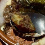 レスピラシオン - 濃厚な旨味をまとい、野趣を感じさせるクマ肉と、自然な甘みを持つさつま芋が口の中で出会う瞬間、意外性と調和の妙に心を奪われます。さらに、周囲をふわりと包む泡状のソースが全体をやさしくまとめ上げ、動物的な力強さと植物的な清らかさが交差する、美しい余韻を残す一皿です。