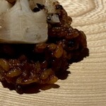 レスピラシオン - 筍の下のライスはしっとりと炊き上げられ、濃縮された旨みをまとって豊かな香りがふわり。ひと口運ぶと、筍の野性味ある歯ざわりと、穀物の甘み、花山椒のほのかな刺激が調和し、春の山中にいるかのような気持ちになります。