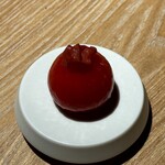 レスピラシオン - ◆トマト 口直しの一品には、静岡県産のフルーツトマト「トマトダ」が登場。生姜とシェリービネガーに漬けて冷たく提供されるこの小さな一皿は、まさに食のリセットボタン。甘さと酸味の絶妙なバランスで、次の肉料理へと気持ちを整えてくれます。