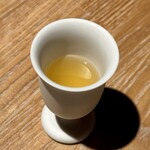 レスピラシオン - お供には、枇杷の皮と葉、緑茶、自家製の柿ビネガーで淹れた特製のお茶。香ばしさと酸味が調和し、口の中をきれいに整えてくれるようでした。
