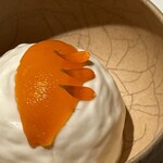 301092829 - アイスクリームの周囲には、枇杷の葉を煮出して香りを移したクリームが優しく包み、その上に軽くコンポートされた枇杷の果肉がぽとんと添えられています。