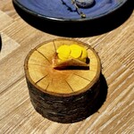 レスピラシオン - 桜の丸木の上には、薄くスライスした新じゃがの中にレモンクリームを巻き付けた、春らしさ満載の一品。驚くほど軽やかな食感と、芋の自然な甘みがレモンの酸味と寄り添います。