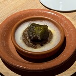 レスピラシオン - ◆シルクスイート 茶色く丸い温もりのある器の中央に、黄金色に焼き上げられた五郎島産のシルクスイートがふっくらと鎮座しています。