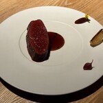 レスピラシオン - ◆鹿 温かみのあるグレーのプレートの中央に、美しく火入れされた蝦夷鹿のロースがしっとりと佇んでいます。