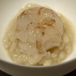 レスピラシオン - とろりとした米の質感と、海老のぷりっとした食感のコントラストが心地よく、体の芯から温まるような、滋味に満ちた一皿です。