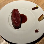 レスピラシオン - 肉の表面はほんのり艶やかで、ナイフを入れるとスッと刃が通り、中心にはほんのり赤みを残した絶妙な焼き加減。