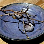 レスピラシオン - ◆小菓子 まるで小さな宝石箱を開いたかのような、愛らしくも洗練された小菓子たちが、木のプレートや小枝の共に美しく並べられて運ばれてきました。