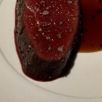 レスピラシオン - ひと口頬張ると、野性味を感じさせる力強い旨みが広がりながらも、舌の上でやさしくほどける柔らかさ。雄の鹿ならではの濃厚な肉の風味が、口いっぱいに染み渡ります。すべての要素が計算され尽くし、鹿肉の魅力を引き立てた一皿です。