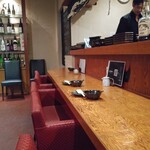 府中日本酒バルTOKUTOUSEKI - カウンター席