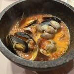 マンマパスタ - 石鍋あさりとムール貝のワイン蒸し　980円