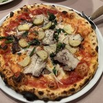 マンマパスタ - 本日のピザスペシャルメニュー：四元豚バラ肉と旬野菜トマトソース　1450円