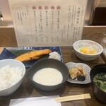 定食・麦とろ 五之膳 - 厚切銀鮭の塩焼き。ほんとに厚切り。美味しいです。